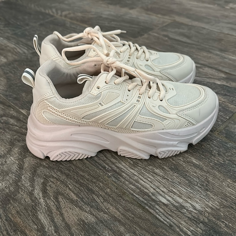 Tennis shoe